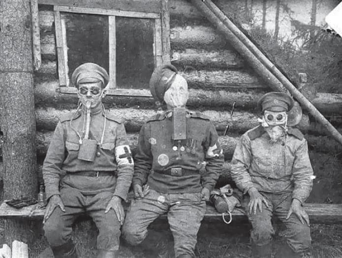 Российские солдаты в газовой маске и противогазах